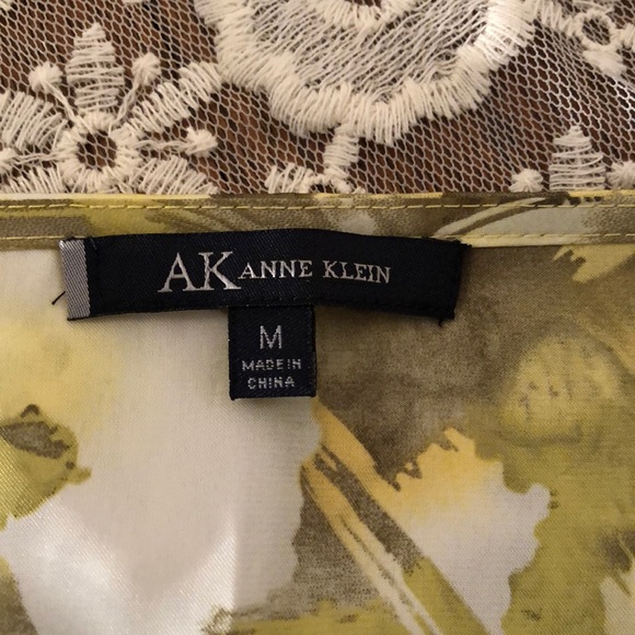 Anne Klein v-neck ruffled floral top, M - Picture 4 of 4